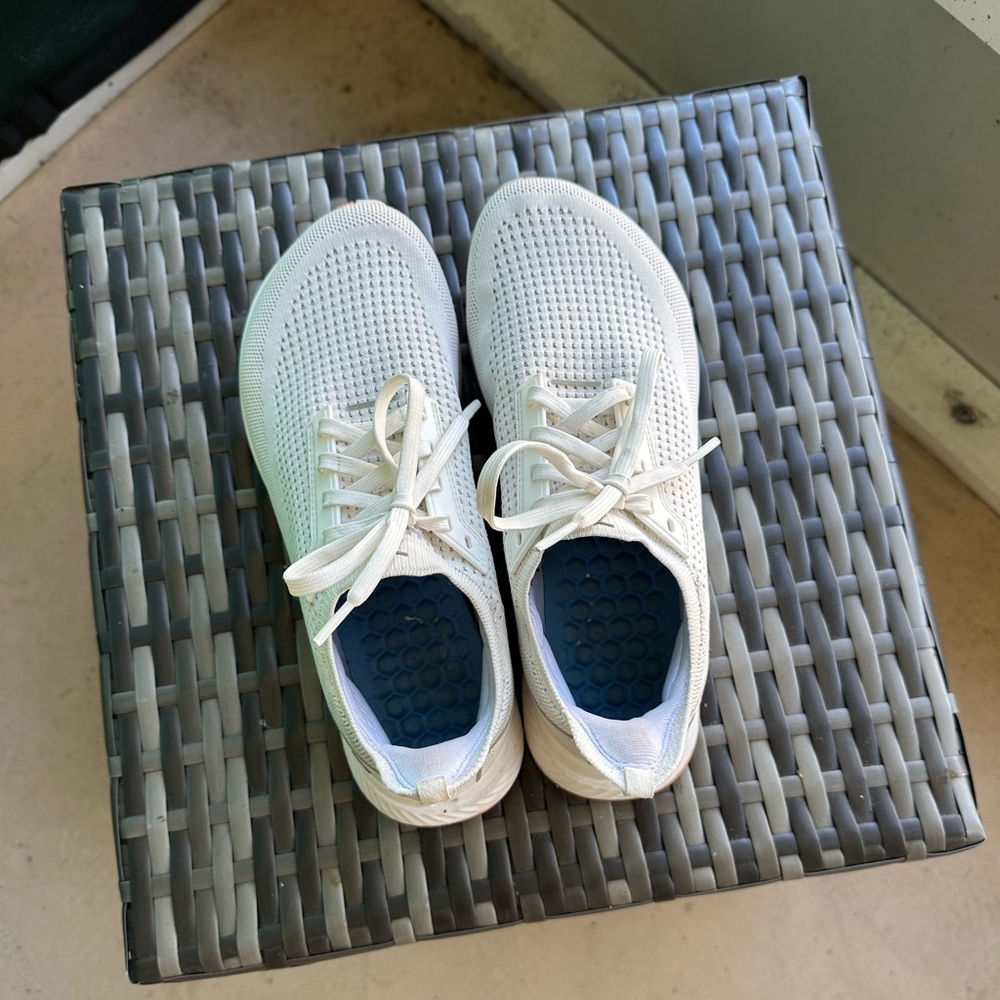 Flux Footwear Adapt Runner color white size women’s 9 and men’s 7.5